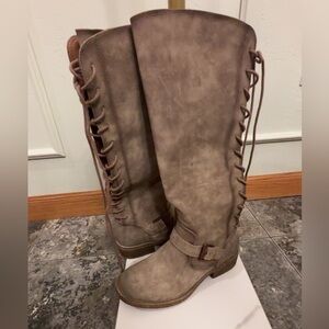 Eurosport Stylish Brown Lace Up Knee-High Women's Boots NWT SIZE 7 MSRP $119